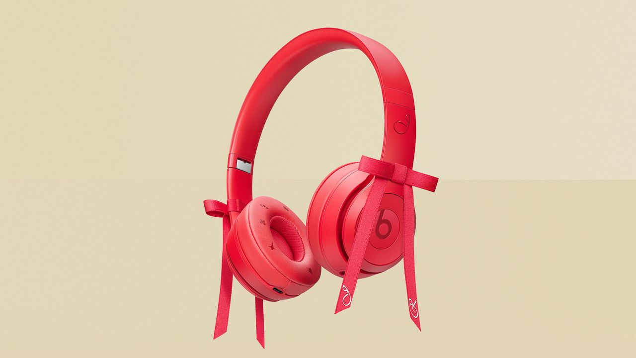 BLACKPINK star JENNIE’s Ruby Red Beats Solo 4 have detachable bows – available from today!