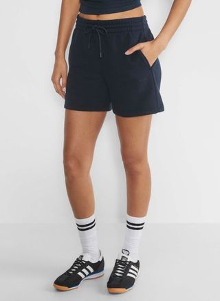 Aritzia, Boyfriend-Sweatfleece-Shorts aus bequemem Fleece für den mittleren Oberschenkel