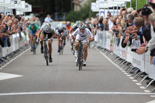 Giorgia Bronzini (Italy) sprinted to second place on the stage ahead of Emma Johansson (Hitec Products)