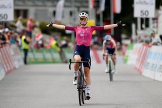 Tour de Romandie: Vollering denies Niewiadoma in sprint to win stage 2
