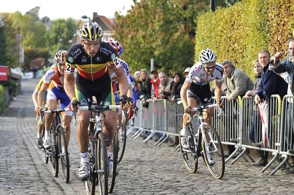 Sven Nys (Landbouwkrediet-Colnago) powers up the Koppenberg.