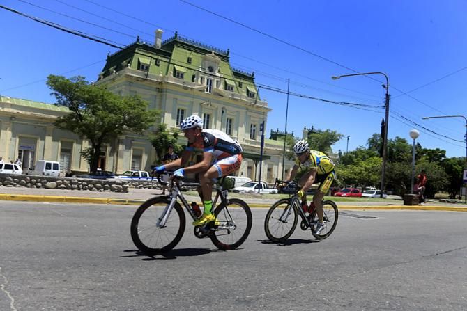 Emmanuel Guevara (San Luis Somos Todos) and Vojitech Hacecky (ASC Dukla Praha) attacked early and at one point led the peloton by 17 minutes.