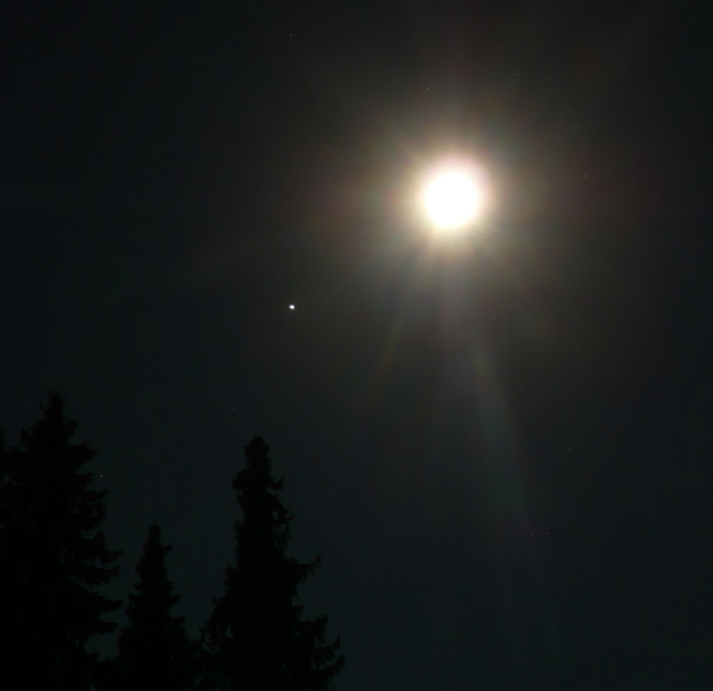 &#039;Super&#039; Harvest Moon Marks Earth&#039;s Changing Seasons