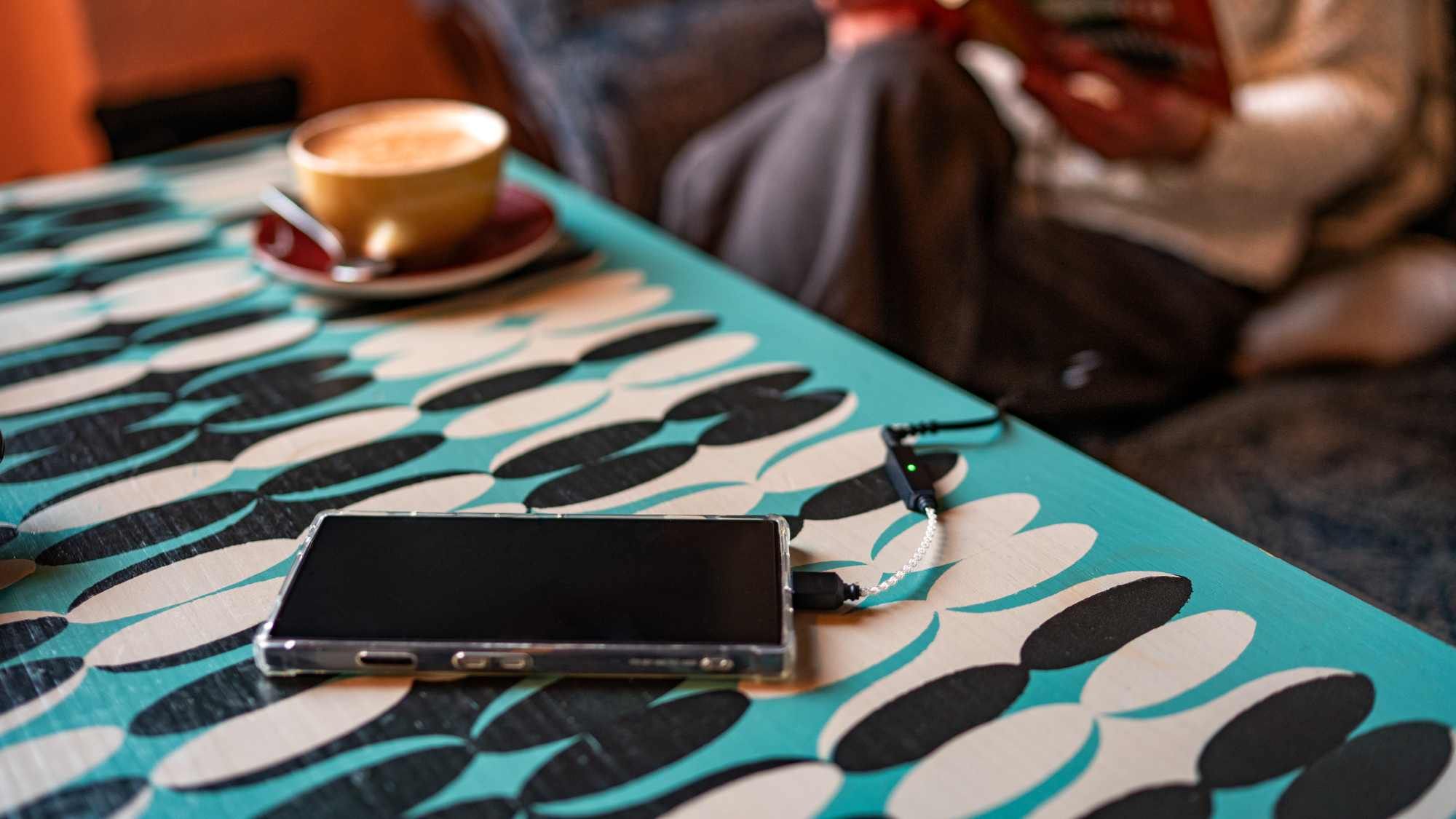 Ingin ponsel dengan suara lebih baik, bukan ponsel baru? Anda hanya akan dikenakan biaya $60 dengan dongle kecil ini