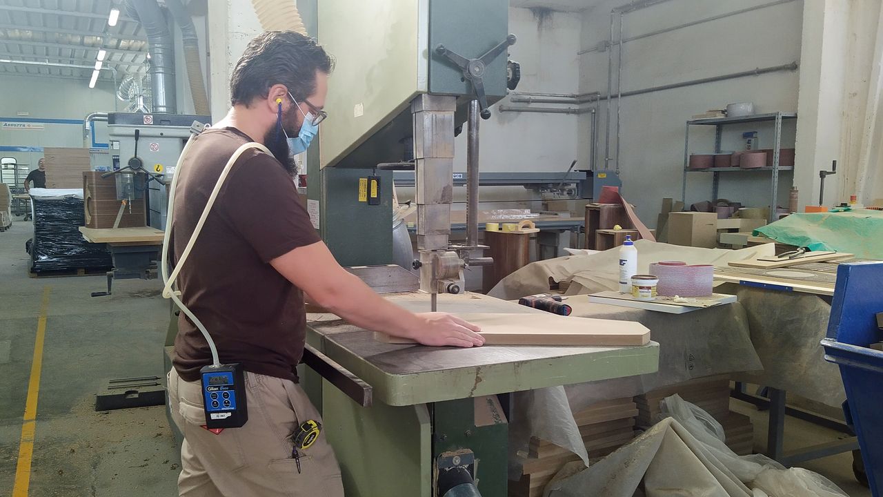 a worker in the sonus faber stereo speaker factory