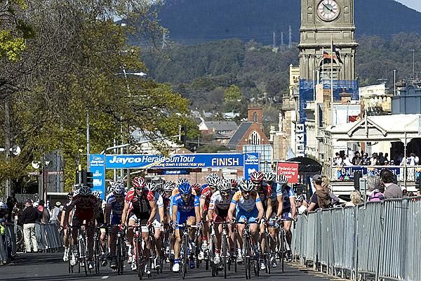 The peloton head up the home straight in Ballarat.