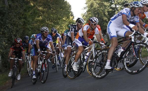 Oscar Freire hides in the peloton, saving his strength for the final 100m