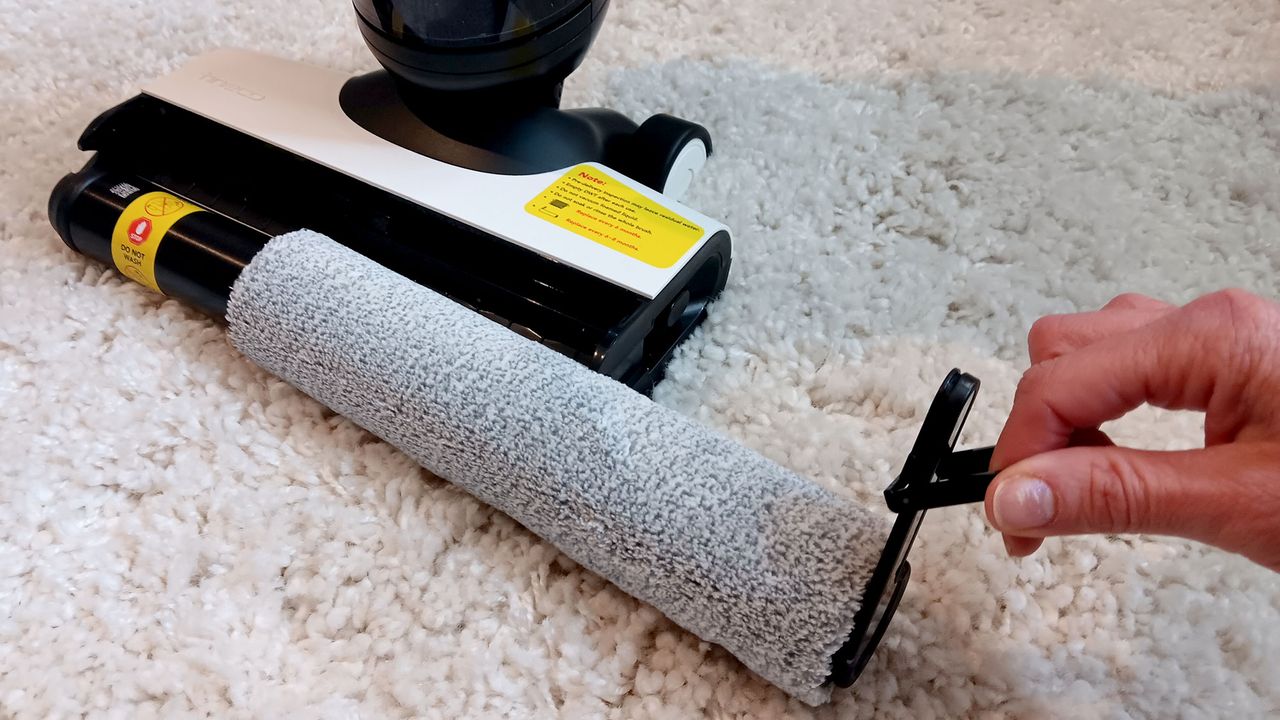 Roller being removed on Tineco Floor One S6