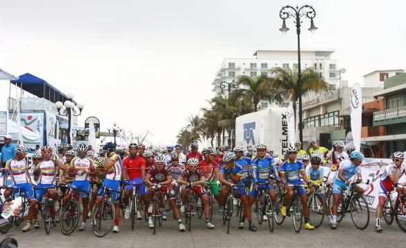 Riders await the start of the Vuelta Mexico Telmex