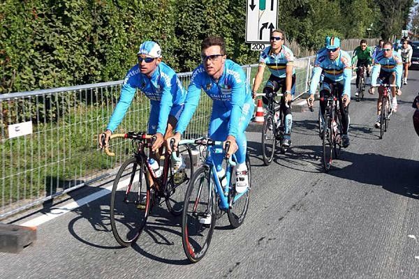 Paolo Bettini and Luca Paolini discuss their strategy.
