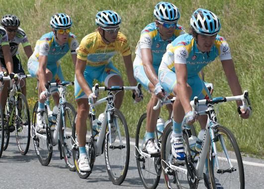 Yellow jersey holder Fredrik Kessiakoff is well-protected by his Astana teamamtes.