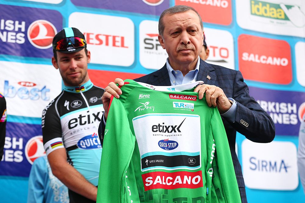Mark Cavendish about to be presented with the points jersey by Recep Tayyip Erdoğan