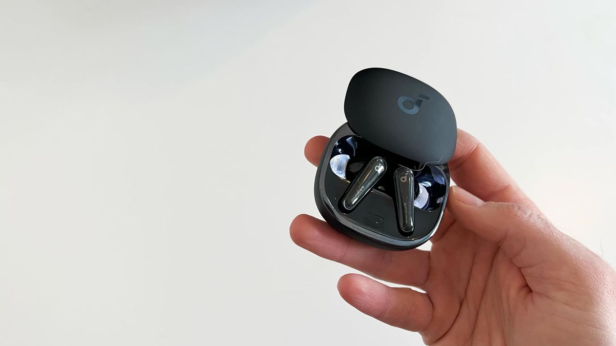 Anker Soundcore Liberty 4 p&aring; vitt bord
