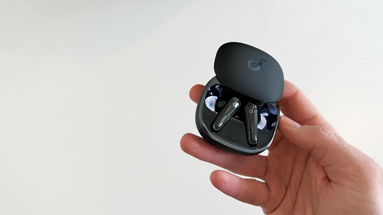 Anker Soundcore Liberty 4 p&aring; vitt bord