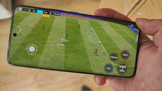 Honor 90 playing fifa mobile