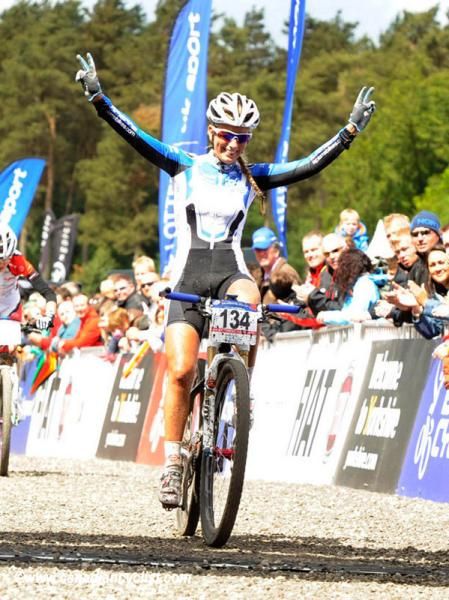 Pauline Ferrand Prevot (Lapierre International) takes the win.