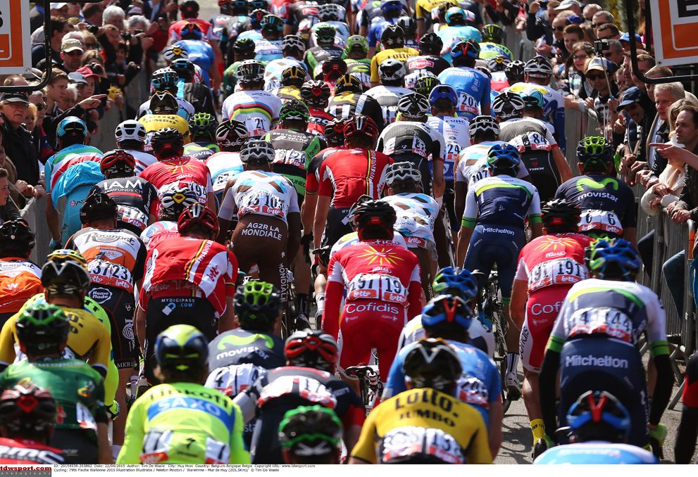 The peloton climb the Mur de Huy