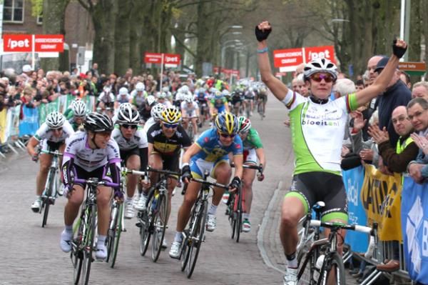 Marianne Vos (Nederland Bloeit) celebrates her victory.