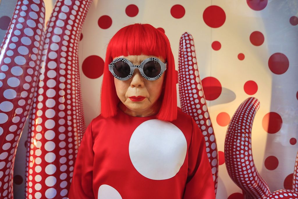 Portrait de l artiste Yayoi Kusama au milieu de son oeuvre &agrave; Hong Kong, Chine, le 4 octobre 2012. 