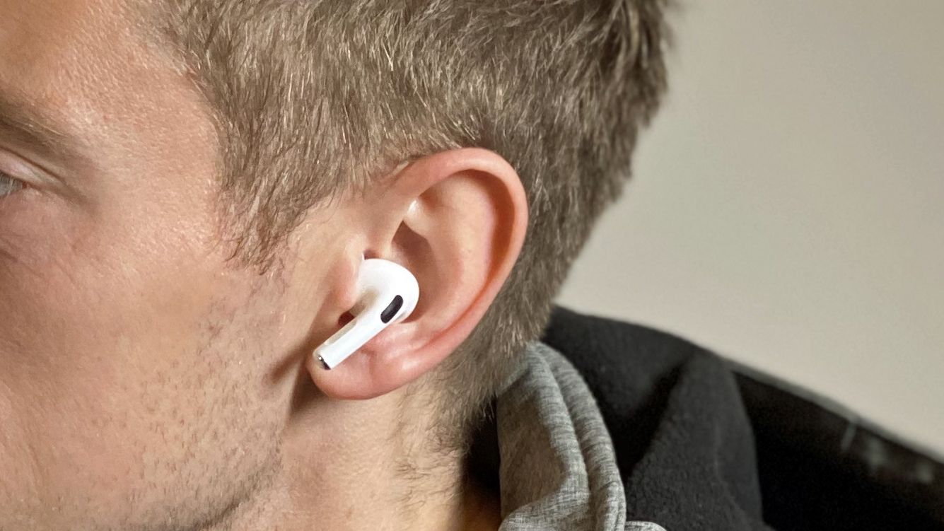 Apple dilaporkan sedang mengerjakan kacamata pintar AI, AirPods yang dapat melihat, dan versinya sendiri dari pin AI yang membawa bencana tersebut