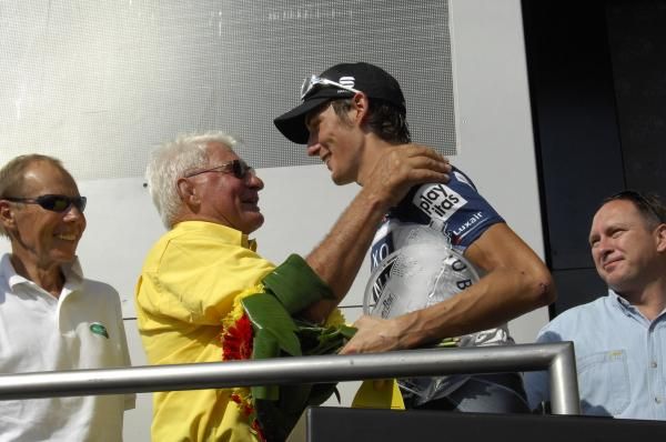 Andy Schleck (Saxo Bank) is congratulated by Raymond Poulidour at the end of stage 8