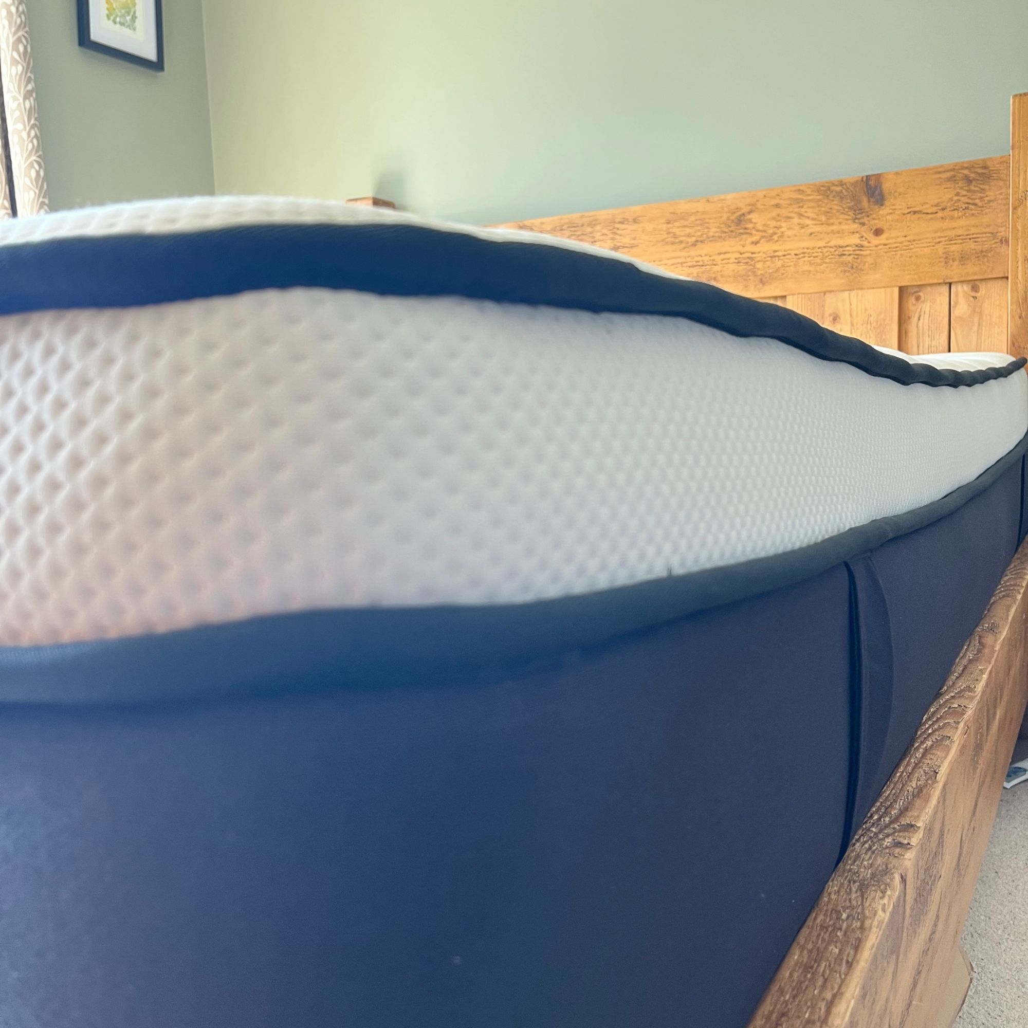 the Origin LumbarCloud has two handles on each longer side of the mattress