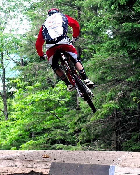 Steve Peat (Santa Cruz Syndicate) flies off a jump.