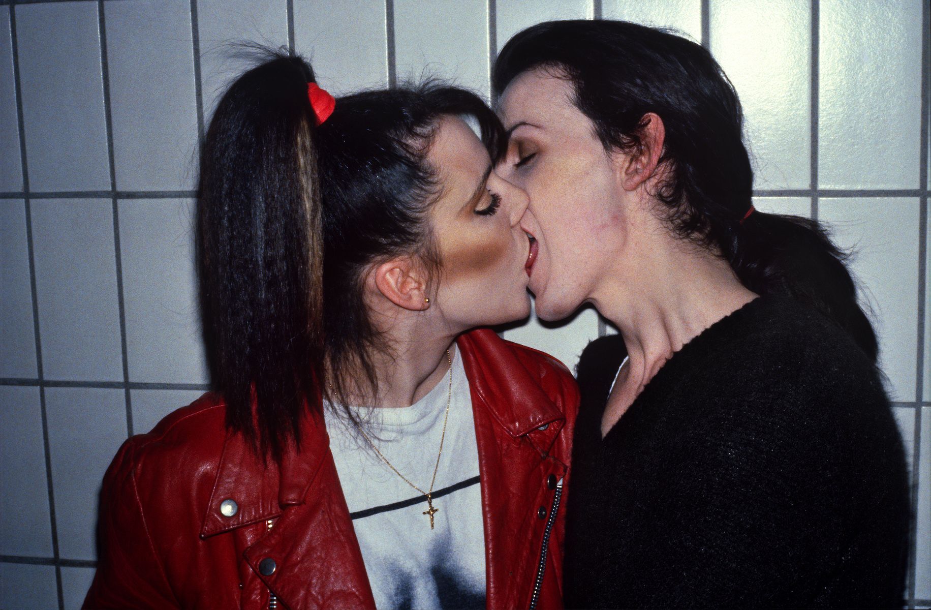 1980s couple kissing