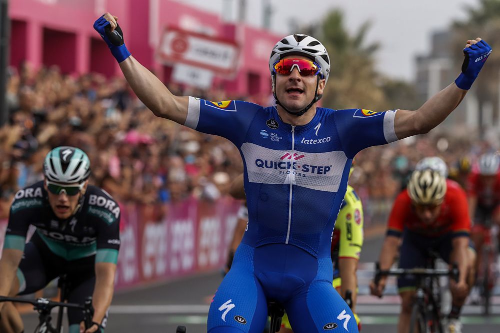 Elia Viviani (Quick-Step Floors) wins stage 2 at the Giro d'Italia