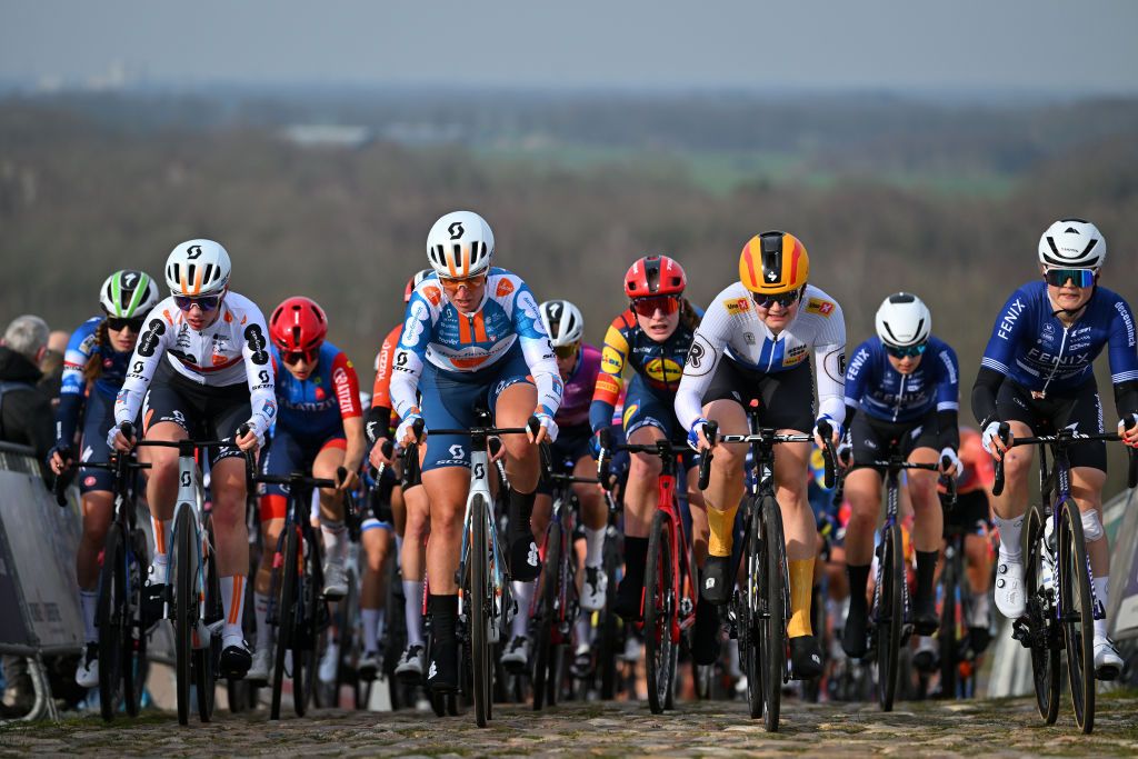 Pfeiffer Georgi and Franziska Koch (dsm-firmenich PostNL), Elynor Backstedt (Lidl-Trek) and Anniina Ahtosalo (UnoX Mobility) at the front of the peloton