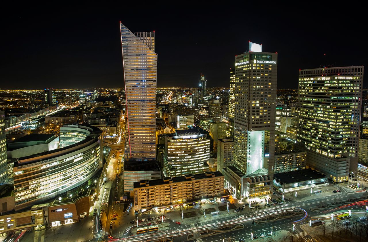 Warsaw Tower in Poland&#039;s skyline at night