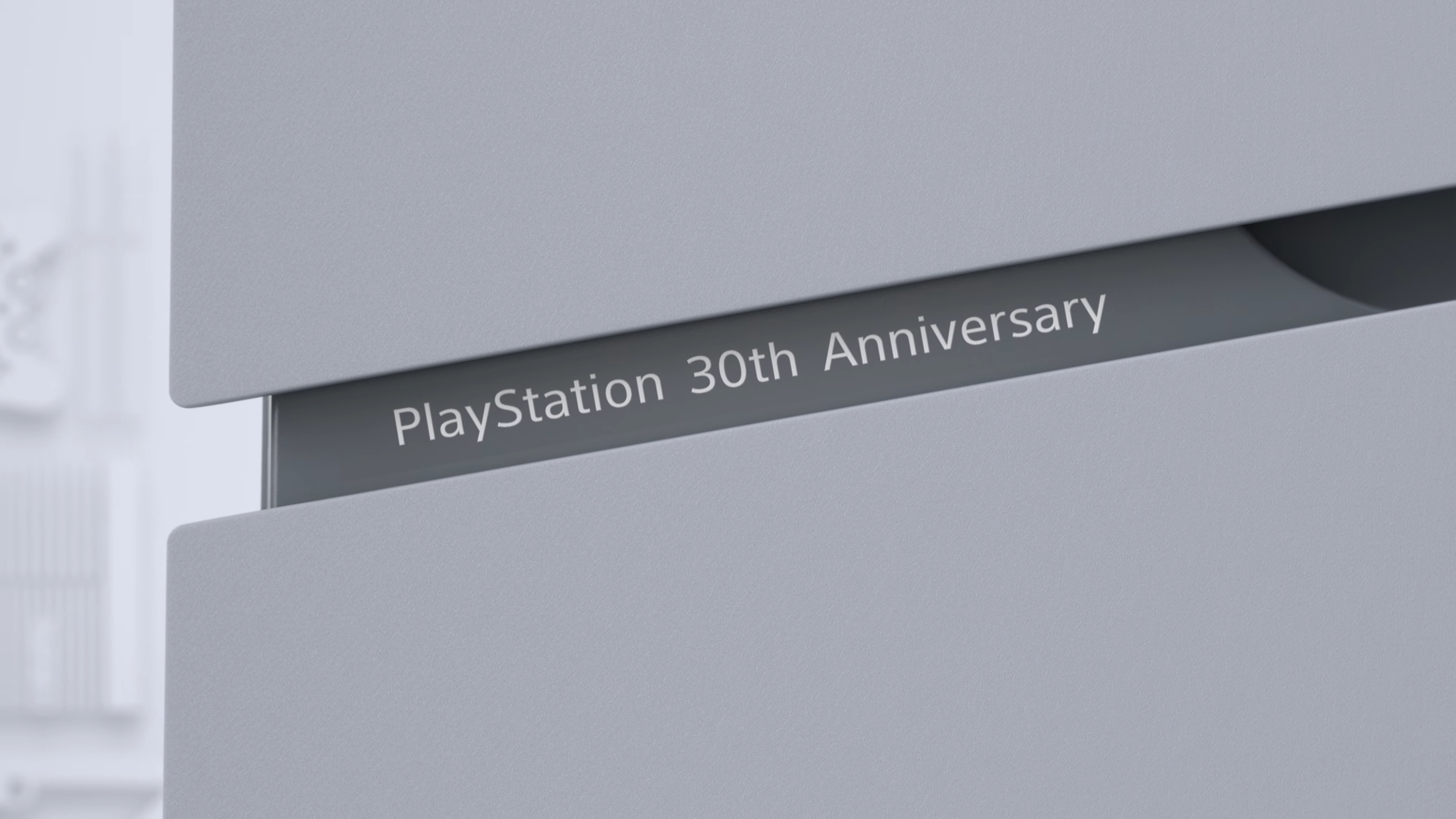 Un primer plano de la PS5 Slim edición del 30 aniversario