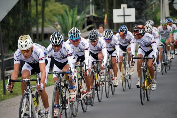 Fuerzas Armadas-Ejercito Nacional working on the front of the bunch