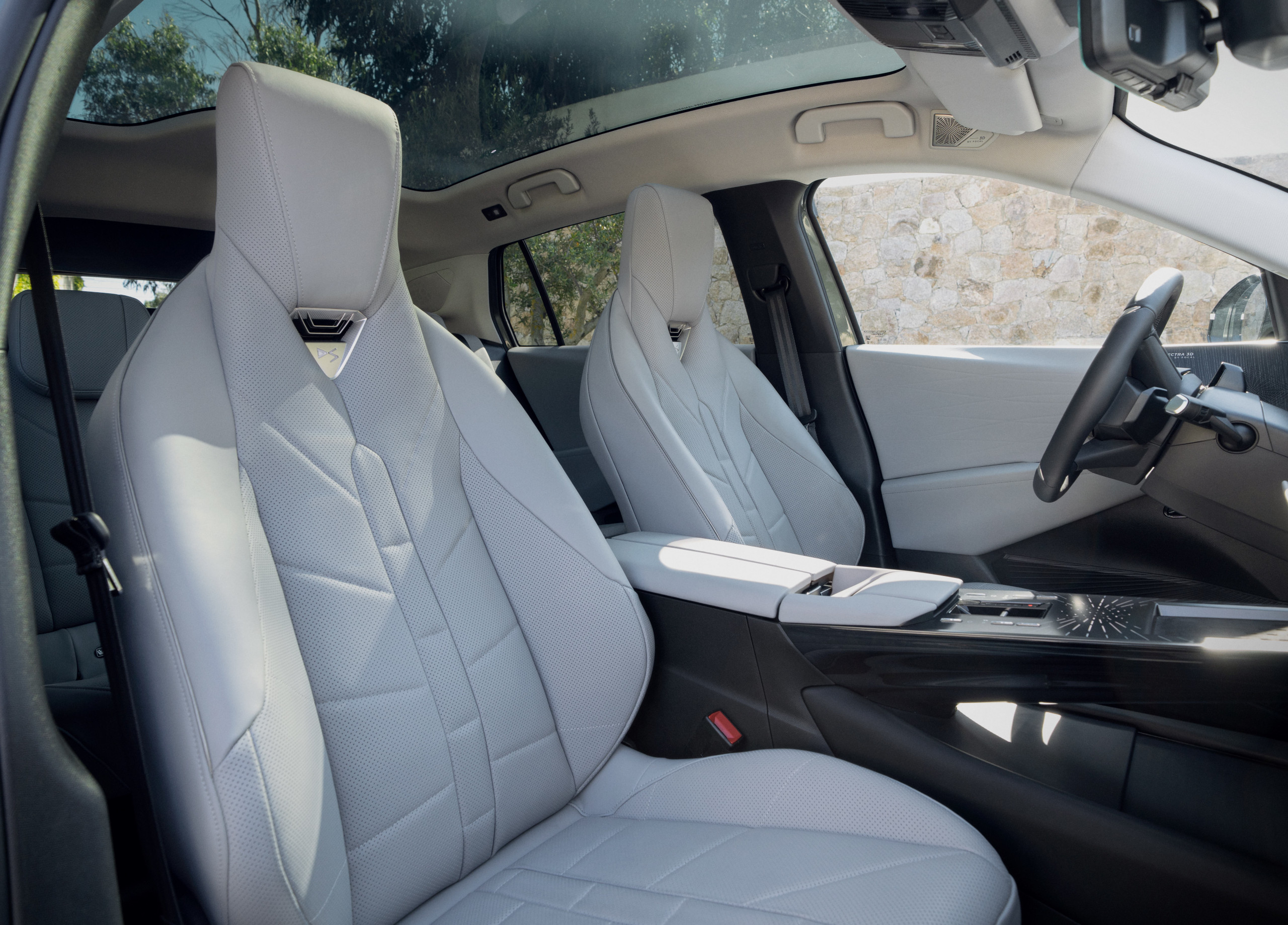 Front seat ambience in the DS No.7