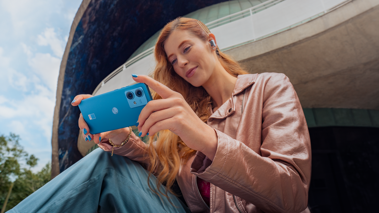 Motorola Edge 40 Neo in Caneel Bay colourway in lady&#039;s hands