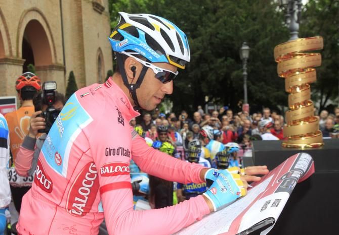 Vincenzo Nibali (Astana) signs on