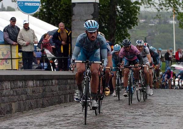 Stefan Schumacher (Gerolsteiner) drives the pace behind Rubiera