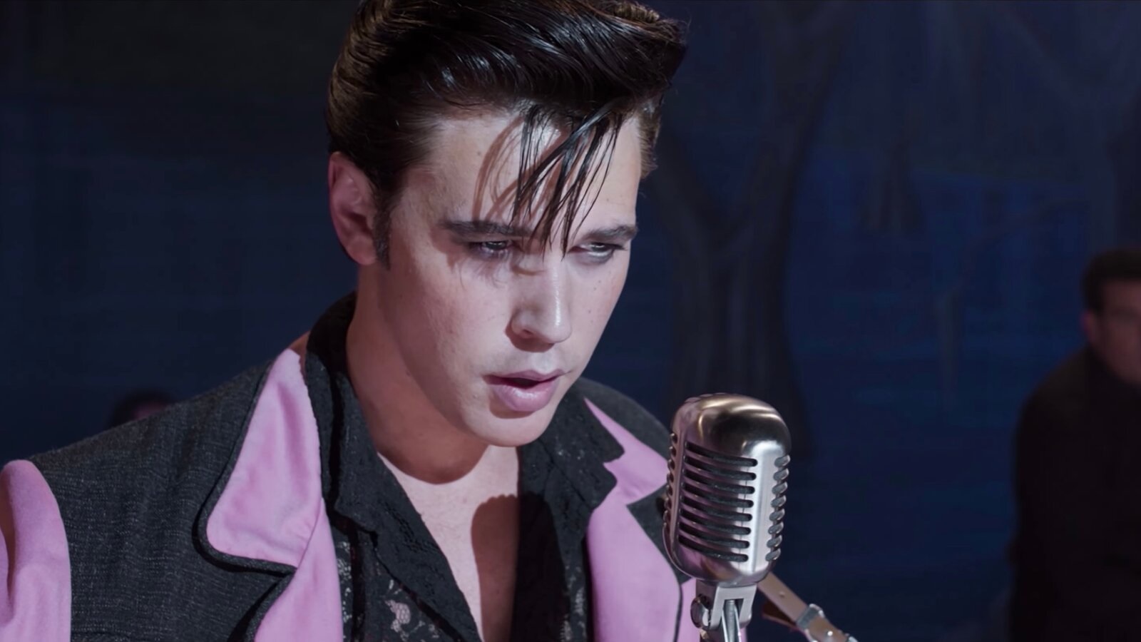 Elvis de Austin Butler mira fijamente al micrófono en la película biográfica de Buz Luhrmann