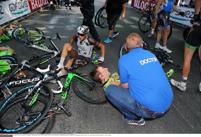 Elia Viviani (Cannondale) being helped by a doctor