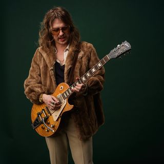 Pablo van de Poel playing a Gibson Les Paul