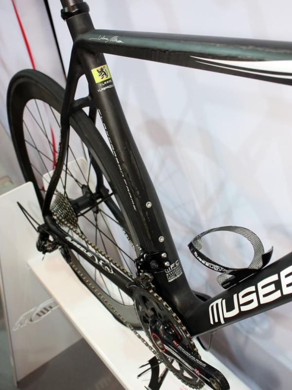 The giant seat tube morphs from circular up top to rectangular below and is also asymmetrical to make room for the front derailleur.