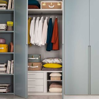 Organise wardrobe hanging space