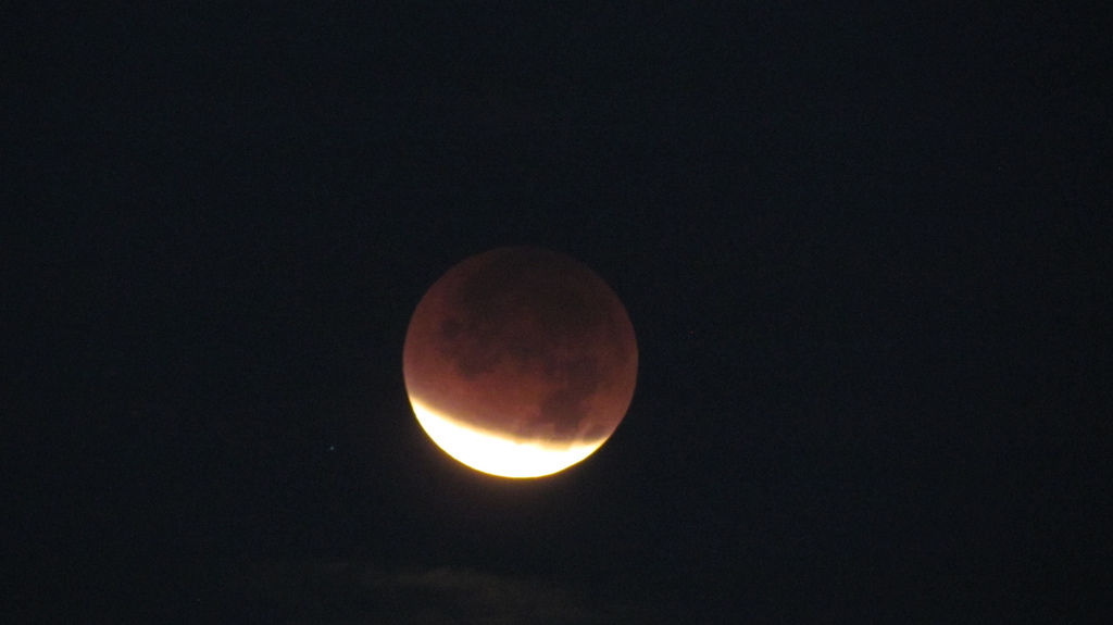 Total lunar eclipse photos from Phoenix, Ariz., by Charles Jones