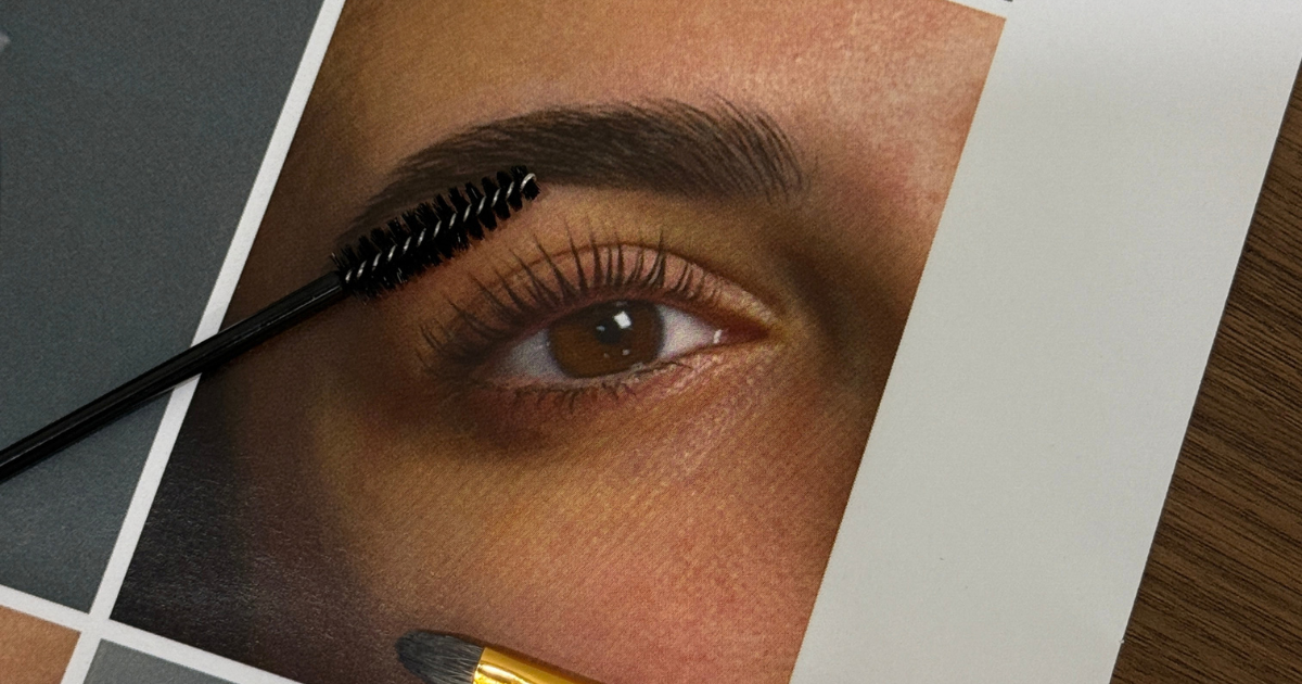 Best Clear Mascara: Natural Looking Makeup 