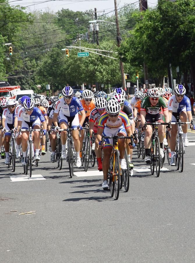The Women's field takes off for the first lap.