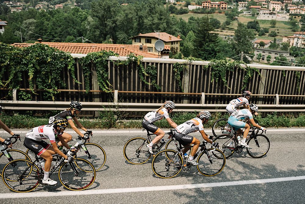 The field racing during stage 5 at the Giro Rosa