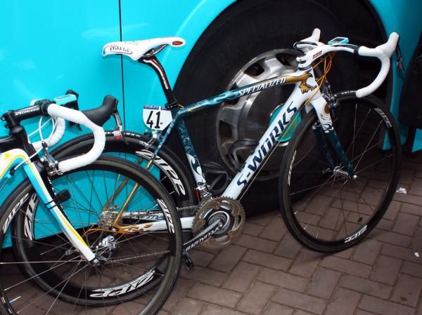 Alexandre Vinokourov (Astana) returned to the Grand Tour stage aboard this custom painted Specialized S-Works Tarmac SL3.