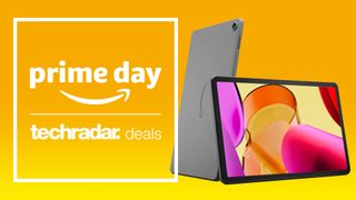 Amazon Fire Max 11 Tablet auf gelbem Hintergrund neben einer Grafik mit unserem TR-Logo und Prime Day