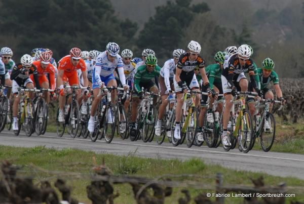 The bunch early in the race.