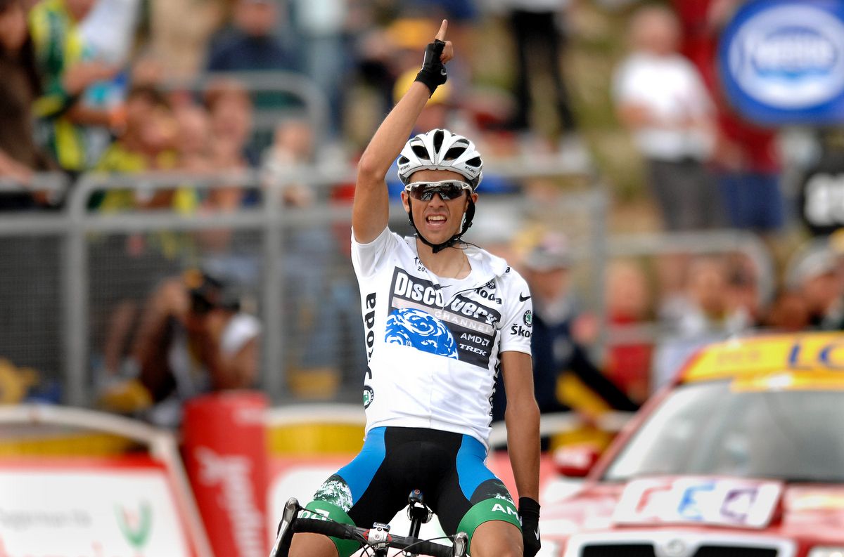 A first stage win for Alberto Contador and first appearance of the Pistolero salute at the French Grand Tour